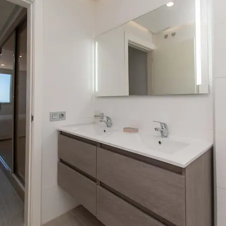 Ocean Garden 1 - Two Bed With Sea View Apartman